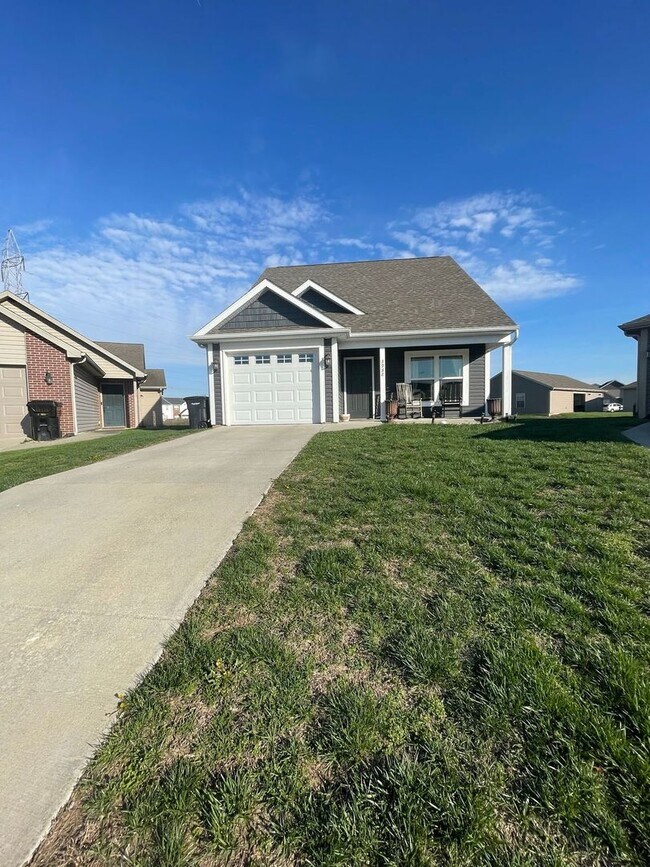 Building Photo - 3 Bedroom Single Family Home