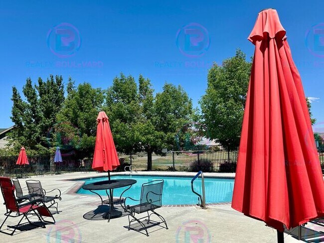 Building Photo - 3 Bedroom 2.5 Bathroom + Loft & 2 Car gara...