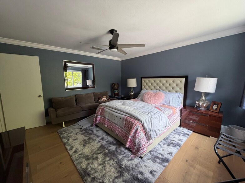 Large room - 9120 Whitehurst Dr