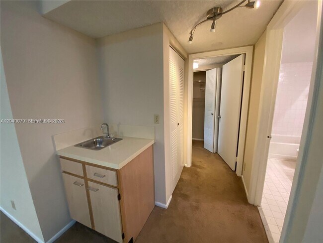 Building Photo - 7630 Westwood Dr