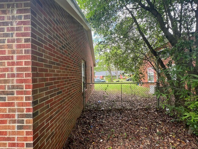 Building Photo - 3 bedroom 1 bathroom single level home