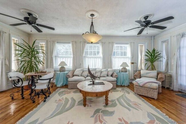 Building Photo - 161 W Beech St