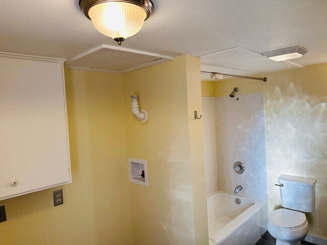 Building Photo - 720 1/2 S. 32nd St.