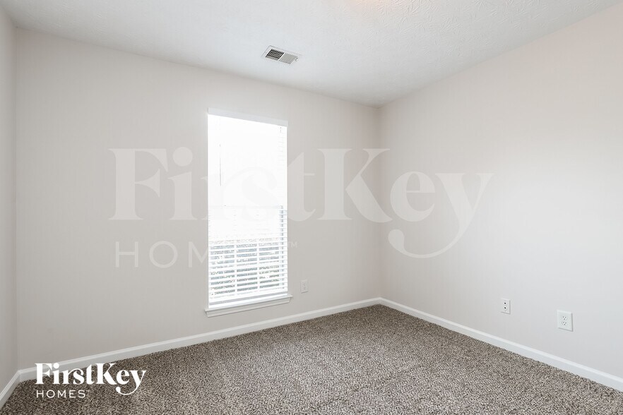 Building Photo - 807 Lazy Ln