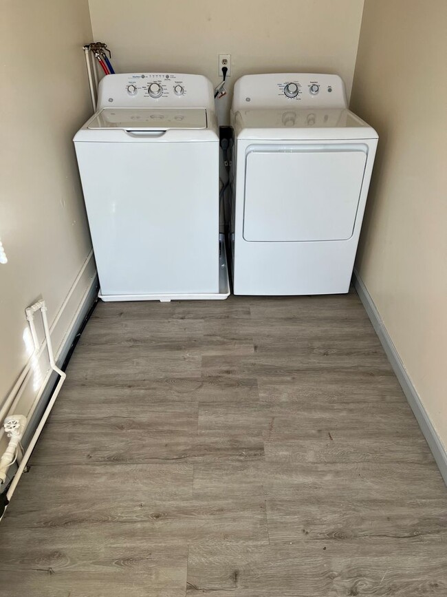 Building Photo - Recently updated Laurel Springs 2 bedroom ...