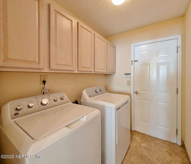 Building Photo - 2413 Cedar Trace Dr W