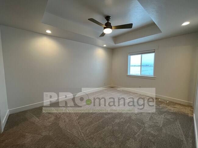 Building Photo - 3 Bed, 2 Bath Town Home w/ 2 Car Garage - ...