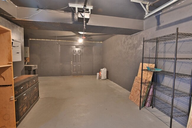 Building Photo - Townhouse in Highspire