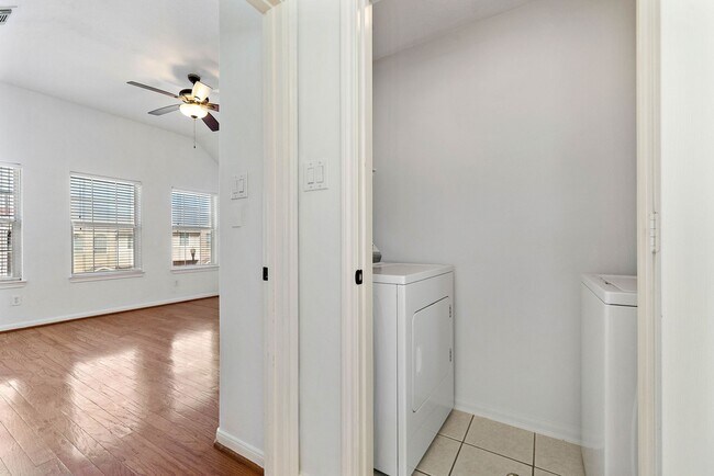 Building Photo - 218 Plaza Del Sol Park