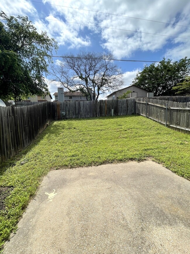 Building Photo - 1108 Royal Crest Dr