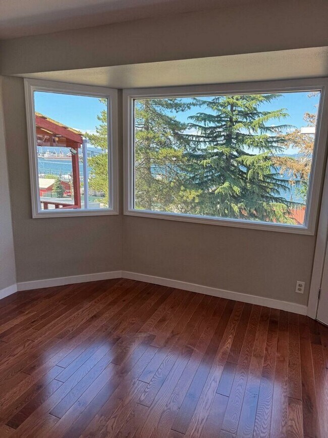 Building Photo - Move in ready rental in downtown Rainier with Columbia River views!