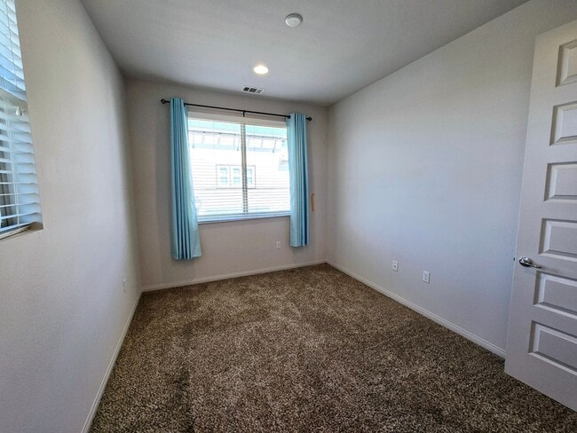 Building Photo - Tri-level Townhome in Prime Fullerton Location!