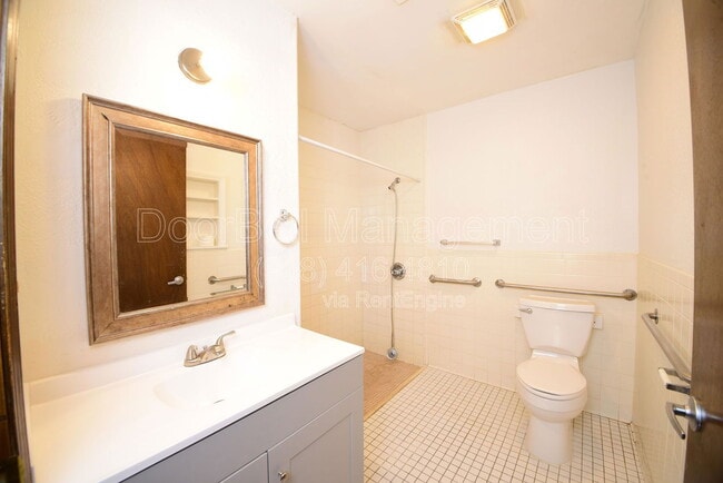 Building Photo - 746 W Commercial St