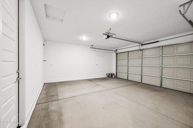 Building Photo - 7574 W Jackrabbit Ln