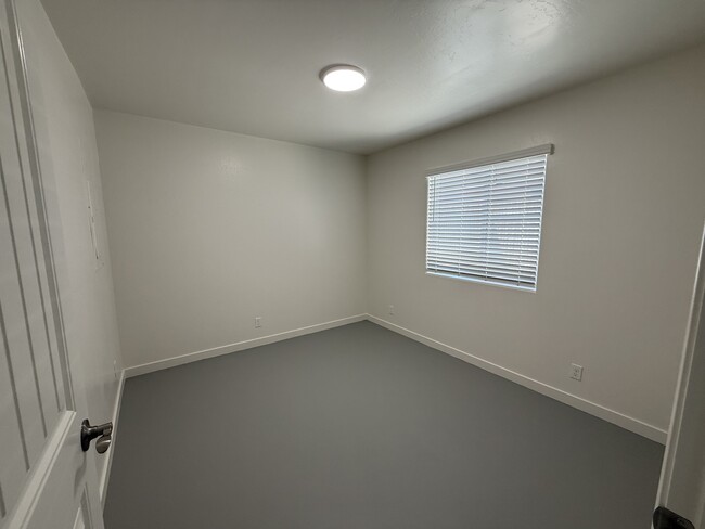 Building Photo - 1133 W Mariposa Ave