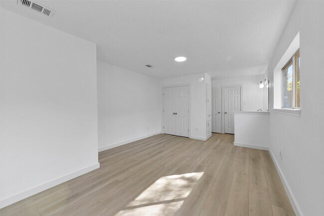 Building Photo - 2042 Lexington Woods Dr