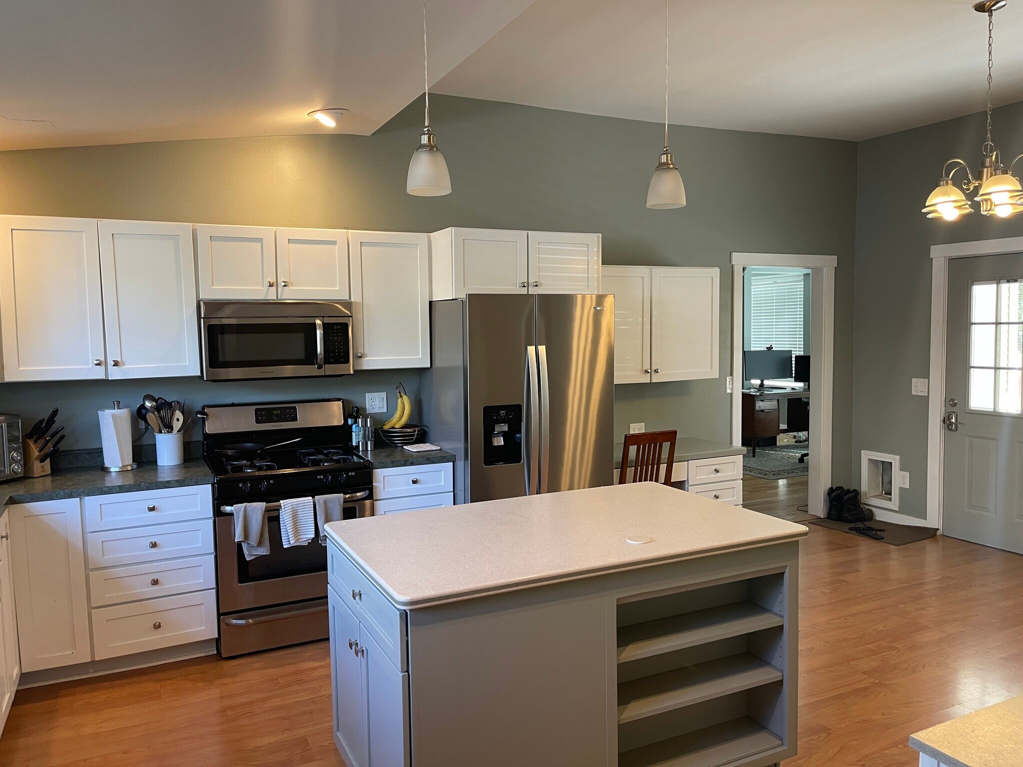 Building Photo - 1529 S Vermont Ave