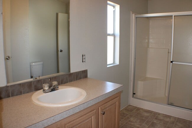 Building Photo - Spacious 3-Bed, 2-Bath Mobile Home in California City – Convenient & Cozy!