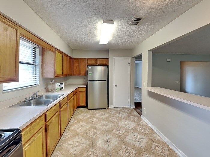 Building Photo - 6235 Cranberry Ln E