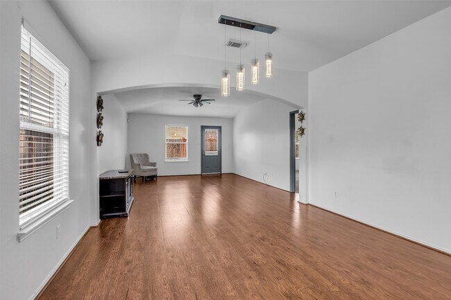 Building Photo - 9327 Delicado Dr