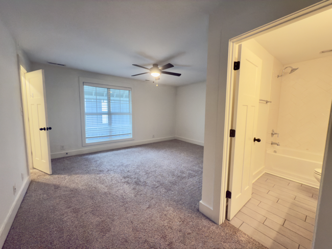 Building Photo - Beautiful 3 bed 3 bath WALKABLE to restaur...