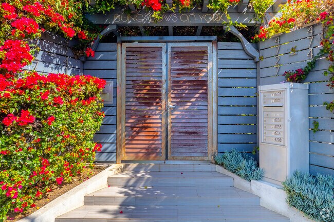 Entrance - Bungalows on York