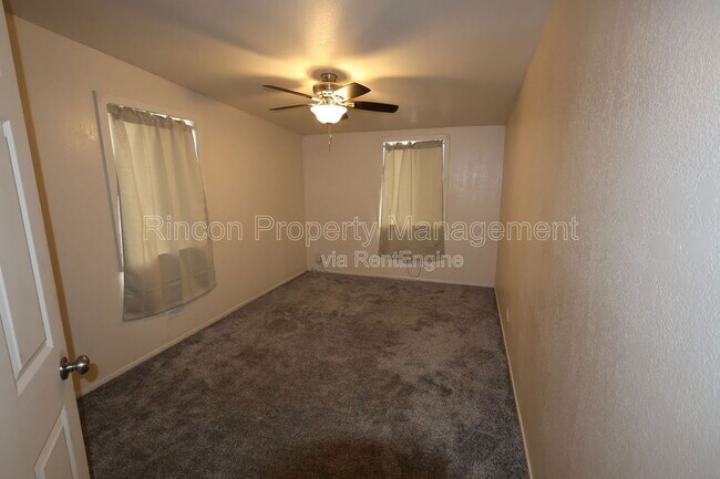 Building Photo - 329 E Scott St