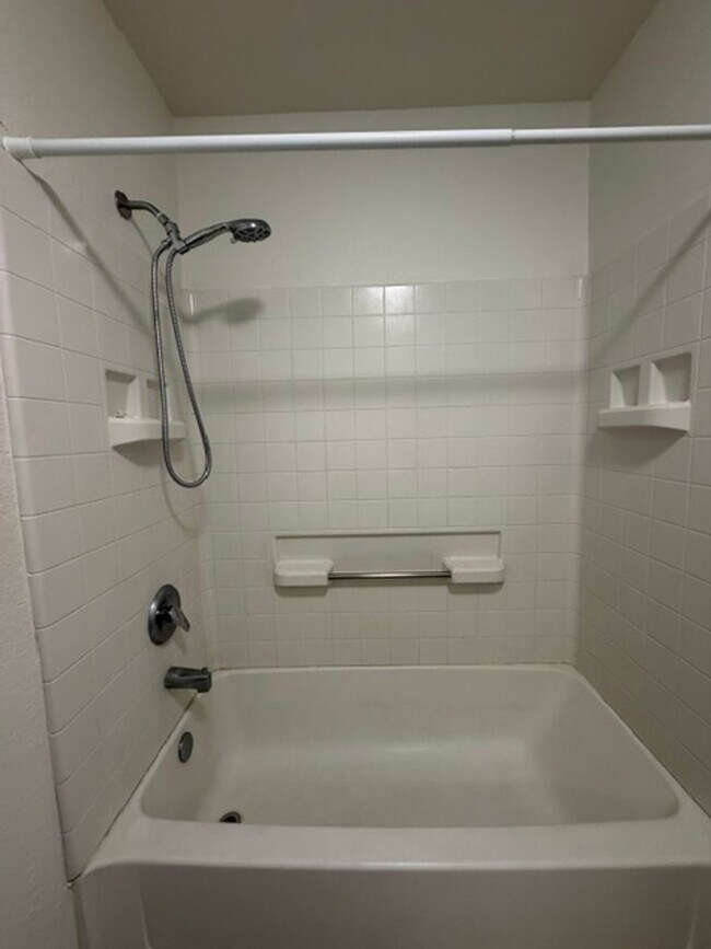 Building Photo - Very Nice 2 Bedroom and 2 Bathroom Apartment $2,425 + $125.00 WSG