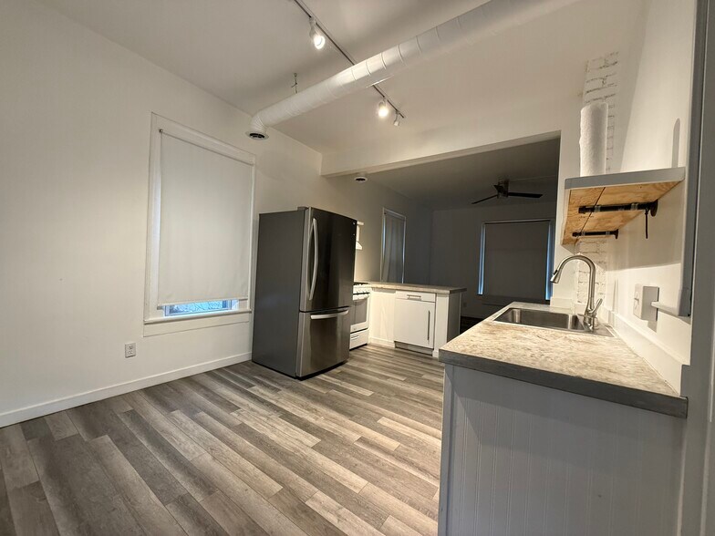 Building Photo - 711 Edgewater Ave