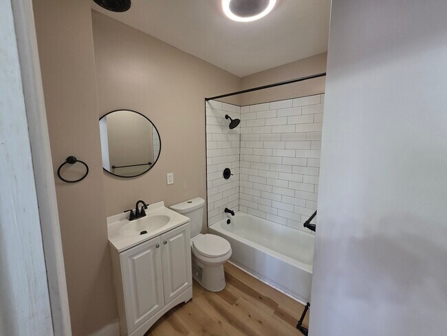 Building Photo - 184 King St