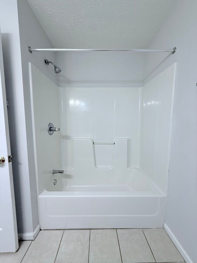 Building Photo - 2br Brick Townhome in Great Gainesville Lo...