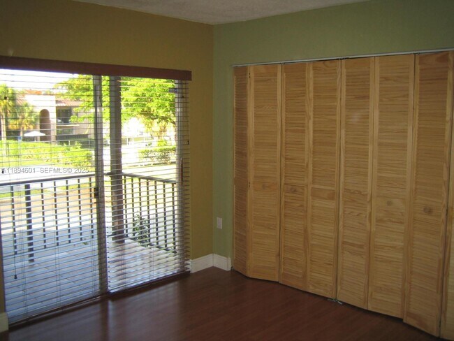 Building Photo - 10824 N Kendall Dr