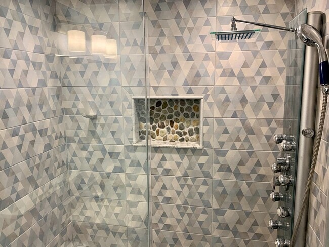 Building Photo - Gorgeous 2-Bedroom Townhome Near the Art Museum! One-Car Garage Included!