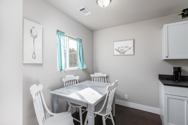 Building Photo - "Charming 2-Bed Oasis with 988 Sq Ft of Comfort in Cheyenne!"