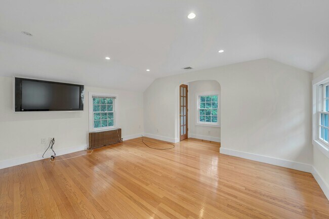 Building Photo - 278 Maple St