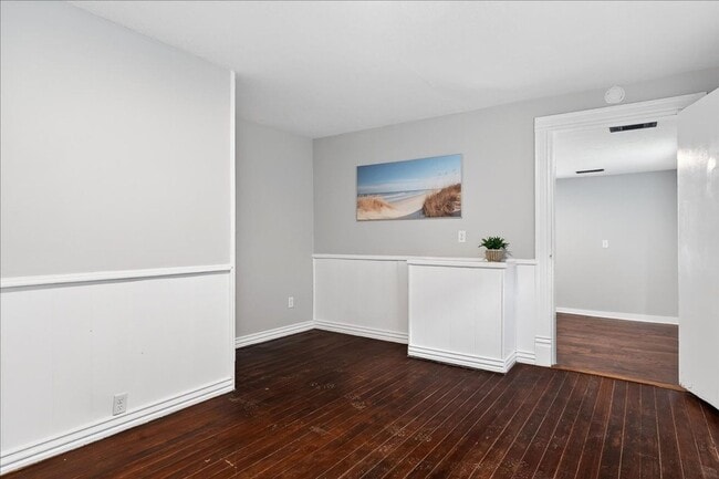 Building Photo - 4 Bedroom, 1.5 Bath house in Shelby Park, Fenced, Off-street Parking, Pets OKAY!
