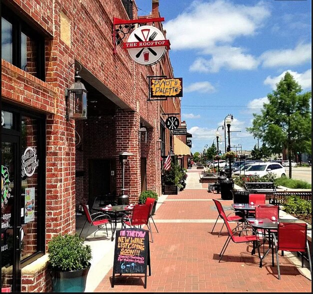 Building Photo - 121 S Cedar Ave