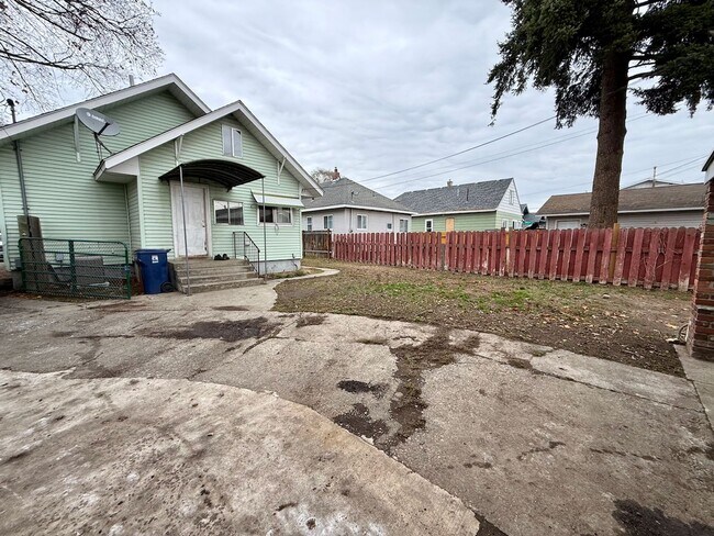 Building Photo - Spacious and Well-Equipped 3 Bed Spokane Home!!