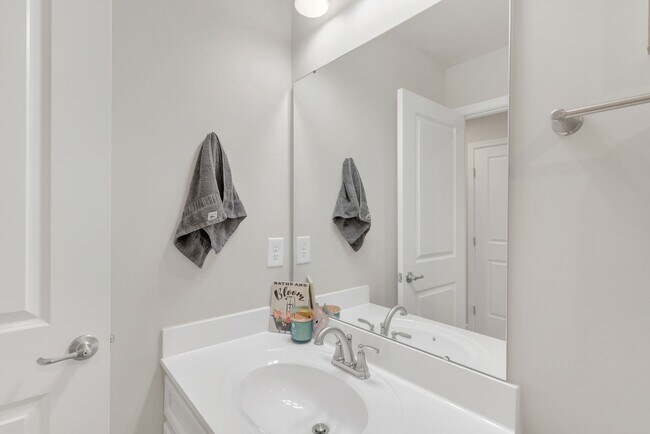 Building Photo - Beautiful Townhome!! Great Location!!