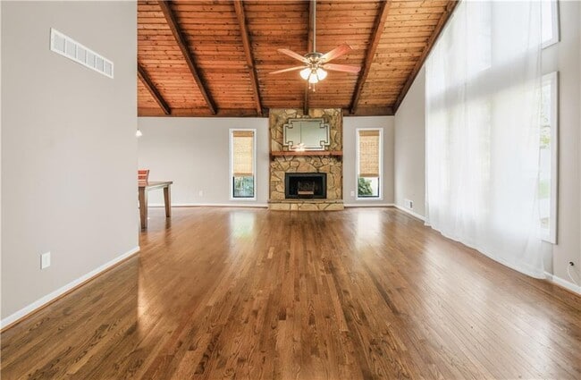 Building Photo - 3950 Lookout Point Dr