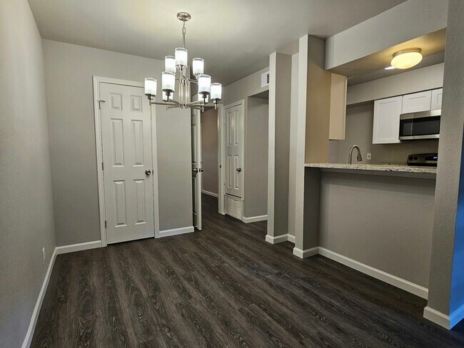 Building Photo - 2811 Woodbury Dr