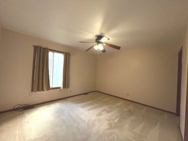Building Photo - 226 Iris Dr