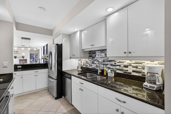 Building Photo - 3000 N Ocean Dr