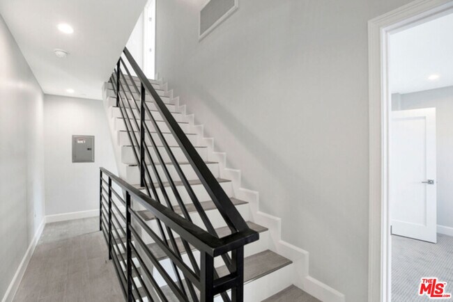 Building Photo - 6032 Romaine St