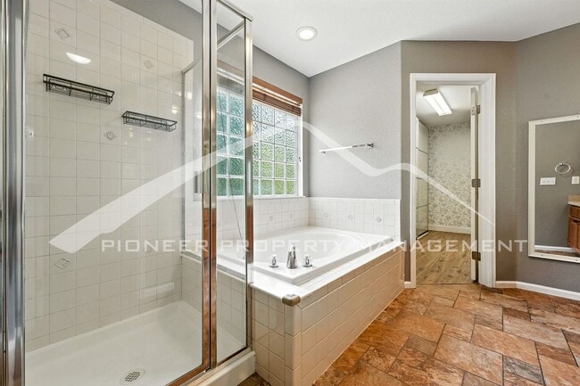 Building Photo - Stunning Home with Washer/Dryer and Centra...