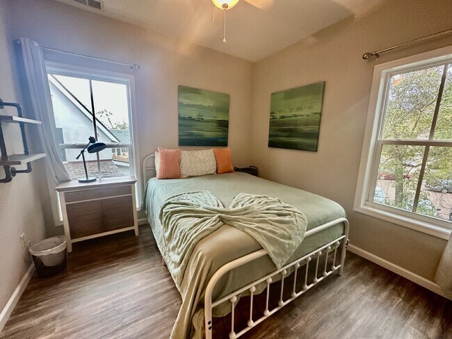 Building Photo - Two Bedroom Apartment in the Heart of Bluffton's Promenade!