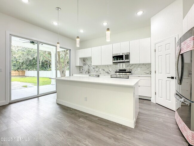 Building Photo - 5395 Heckscher Dr