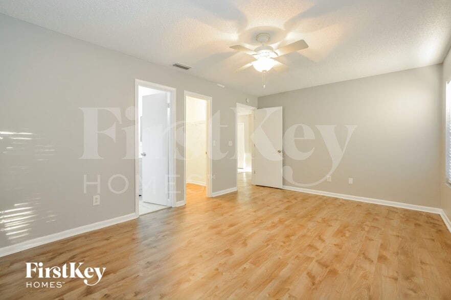 Building Photo - 2526 Needle Palm Dr
