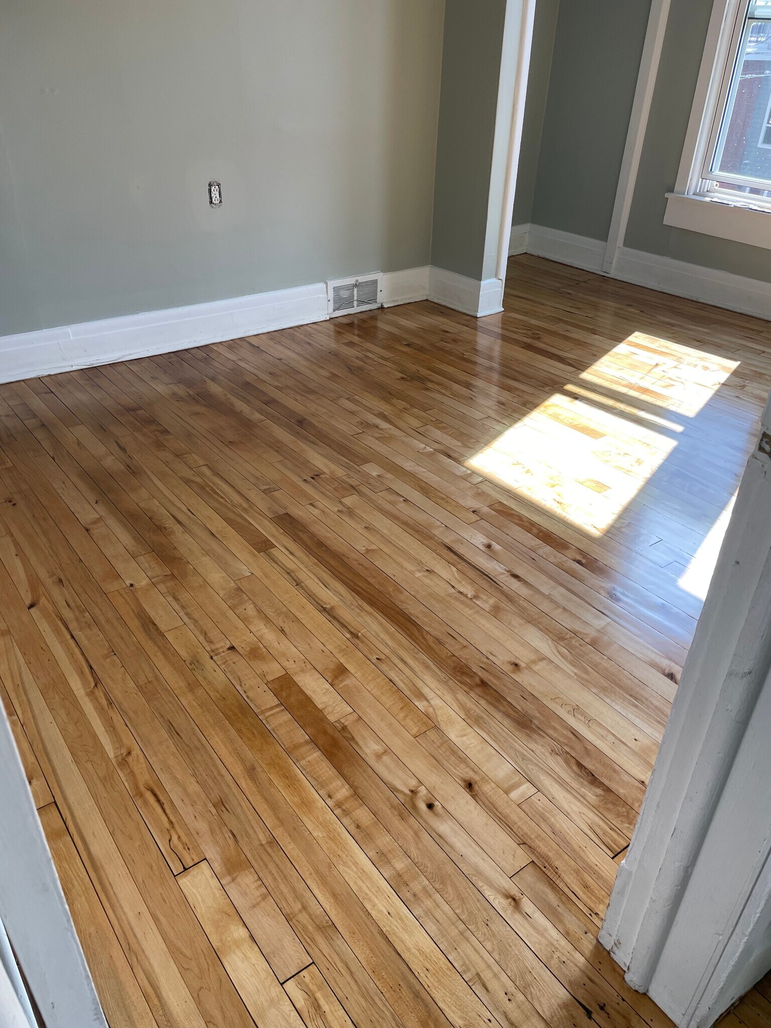 Building Photo - 204 E 4th St