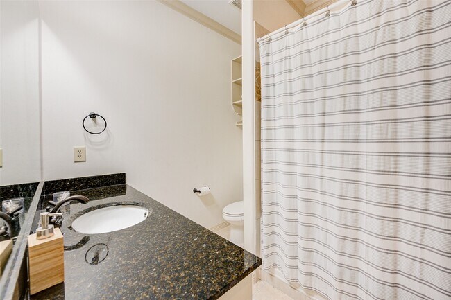 Building Photo - 3105 Fairdale Oaks E